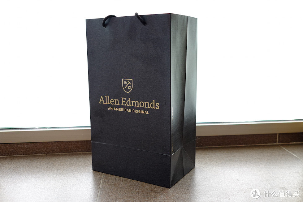 一双Allen Edmonds 男款雕花皮鞋