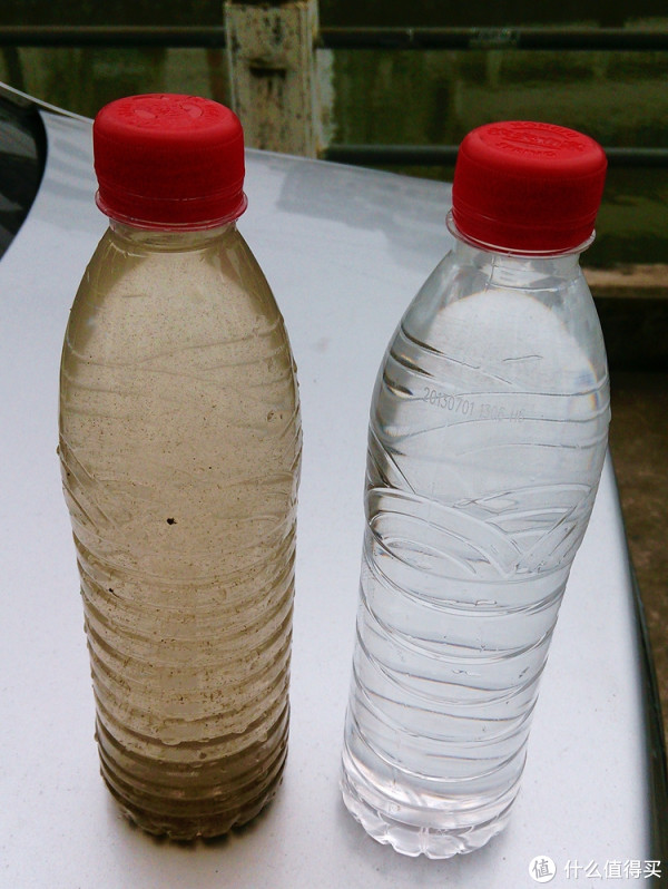 我家旁边有一口死水池塘,最近几天没下雨,池水混浊,用矿泉水瓶接了一