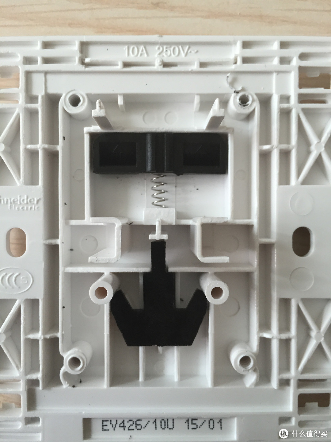 选择困难症？施耐德部分款插座、开关拆解简评
