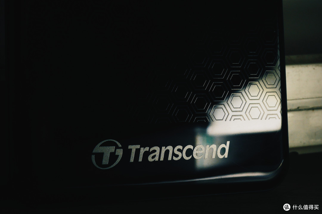 创见(Transcend)暗黑骑士系列 抗震高速移动硬盘 USB3.0 2TB (25A3K)小晒