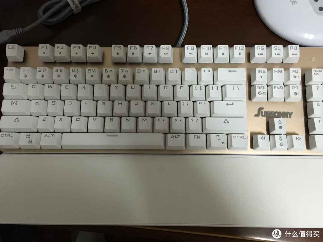 sunsonny 森松尼 帝王蝎V628 RGB版游戏机械键盘 白色青轴开箱展示