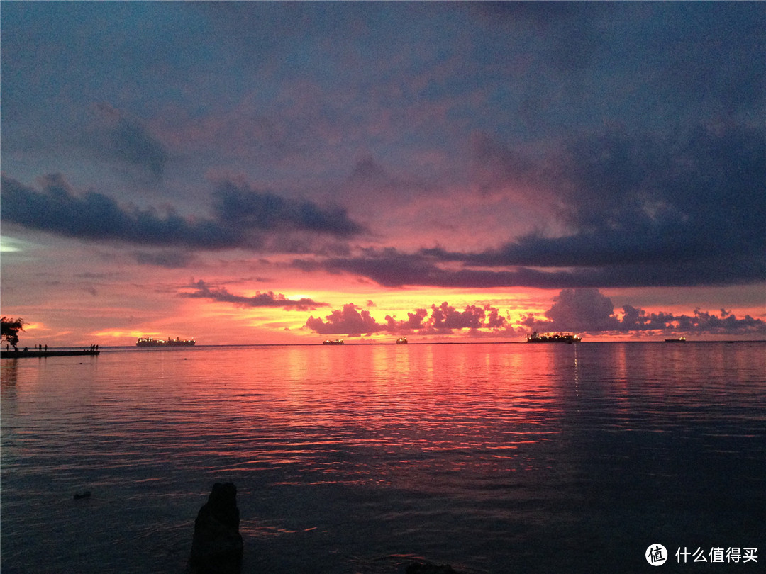 摩托艇没拍照，放一张塞班岛夜景，可以看到四首护卫舰