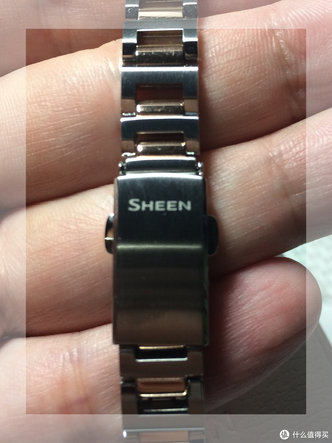 背面表扣上也是sheen的标记 尽量淡化casio的符号