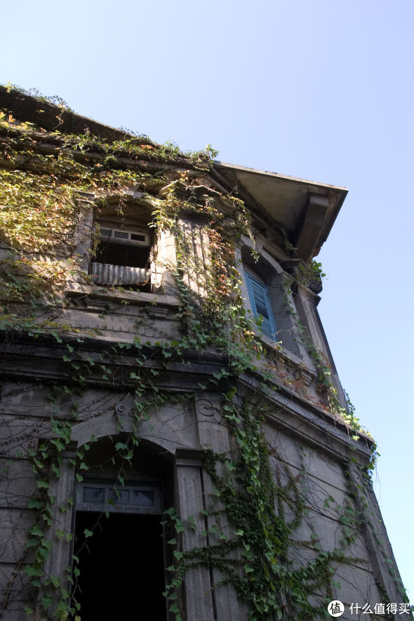荒废的老别墅很多,不过随着鼓浪屿变成一个热门的景点,越来越多道老