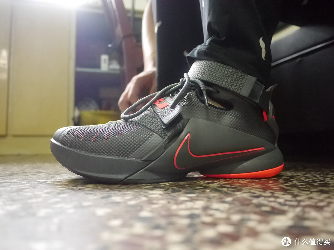Nike/耐克正品LEBRON WITNESS IV EP詹姆斯男子缓震篮球鞋 CD0188_虎窝淘