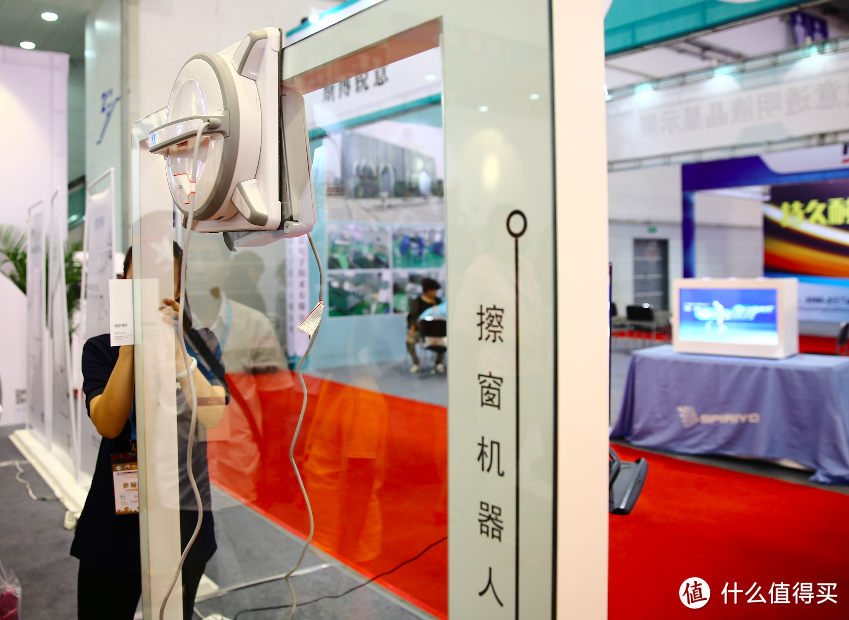 各型机器人齐上阵：ECOVACS 科沃斯 在2015 SINOCES 展出旗下多款清洁机器人