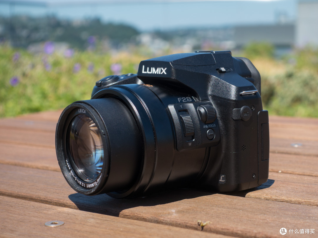 99美元(约合3725元)panasonic 松下fz300 长焦相机外观的变化主要是