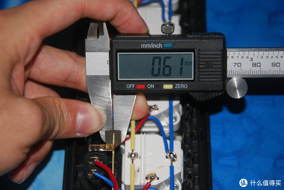 迟到的评测：并不能令人满意的突破6位防雷放电涌插座——功能全面，而做工略欠缺