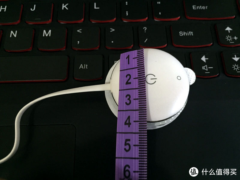 ▲按摩贴大小与键盘比较基本可以看出，测量结果为直径不到4CM▲