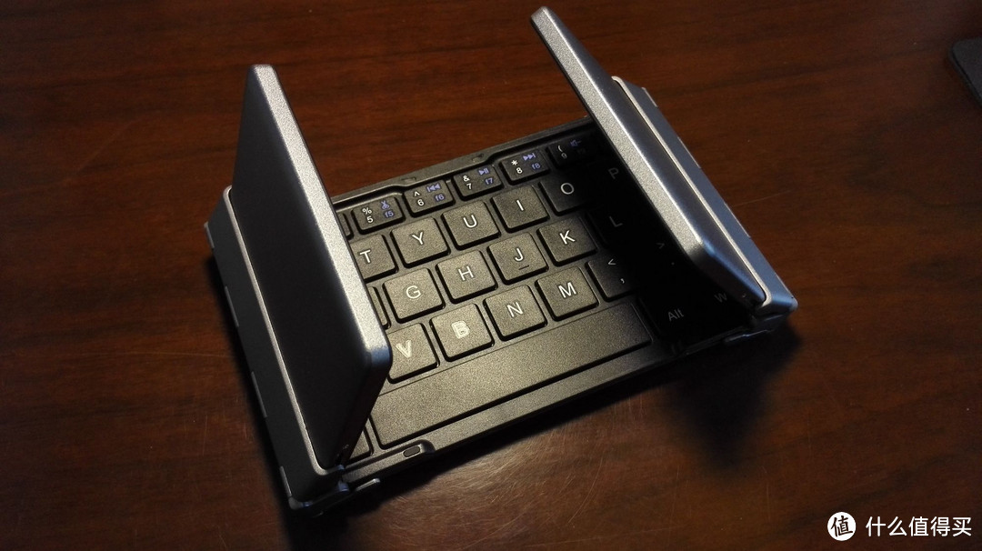 变形金刚-----B.O.W 航世HB066三折叠通用蓝牙键盘