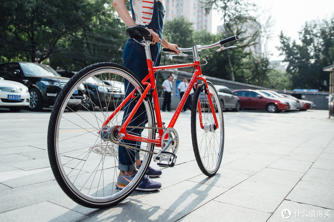 《到站秀》第6彈:700bike城市自行車 后街 限量定製版(火山紅,金秋黃)