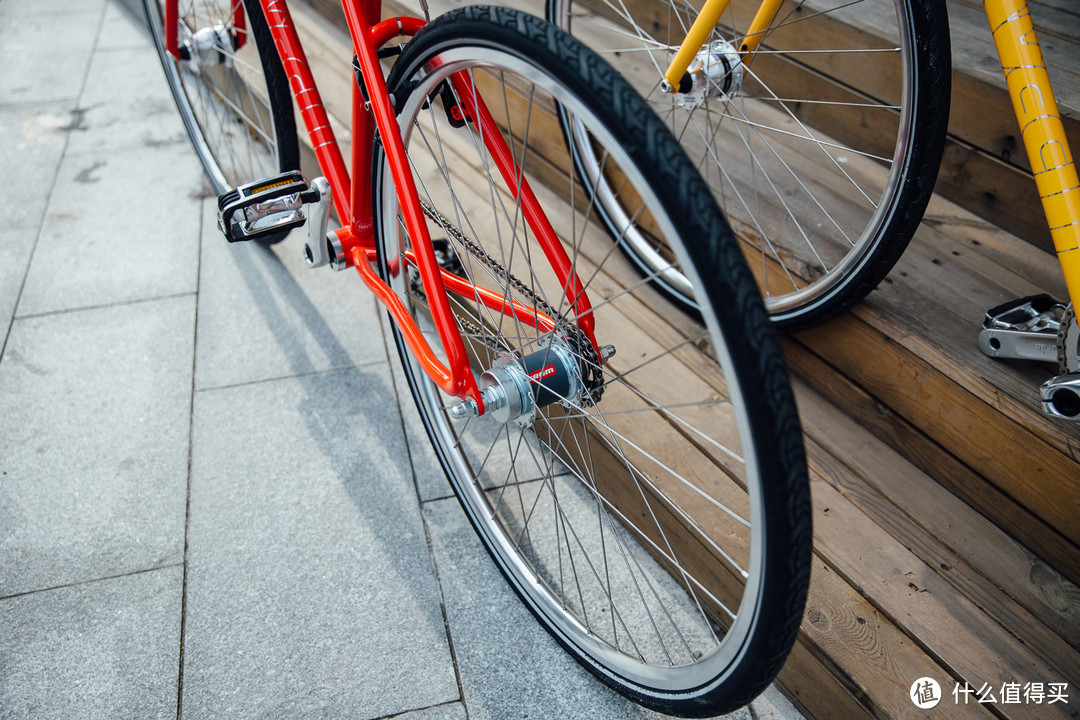 《到站秀》第6彈:700bike城市自行車 后街 限量定製版(火山紅,金秋黃)