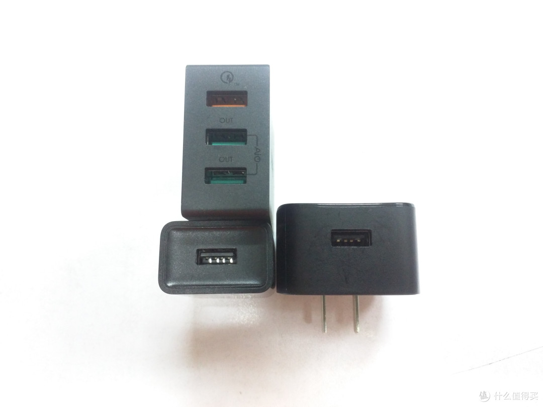 QC2.0充电器AUKEY体积不大却又三个接口，而且间距很大