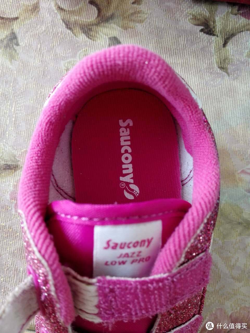 给我家胖妹妹小心心的学步礼物： saucony 女童鞋