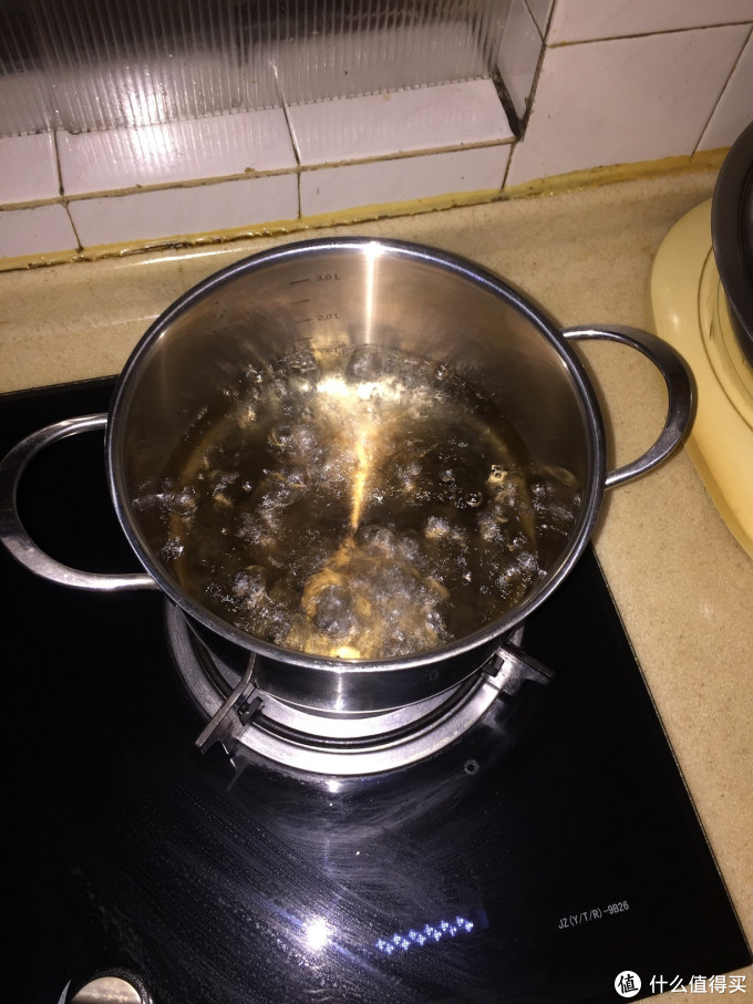 燃气灶烧开水的沸腾状态,火力调整到大火