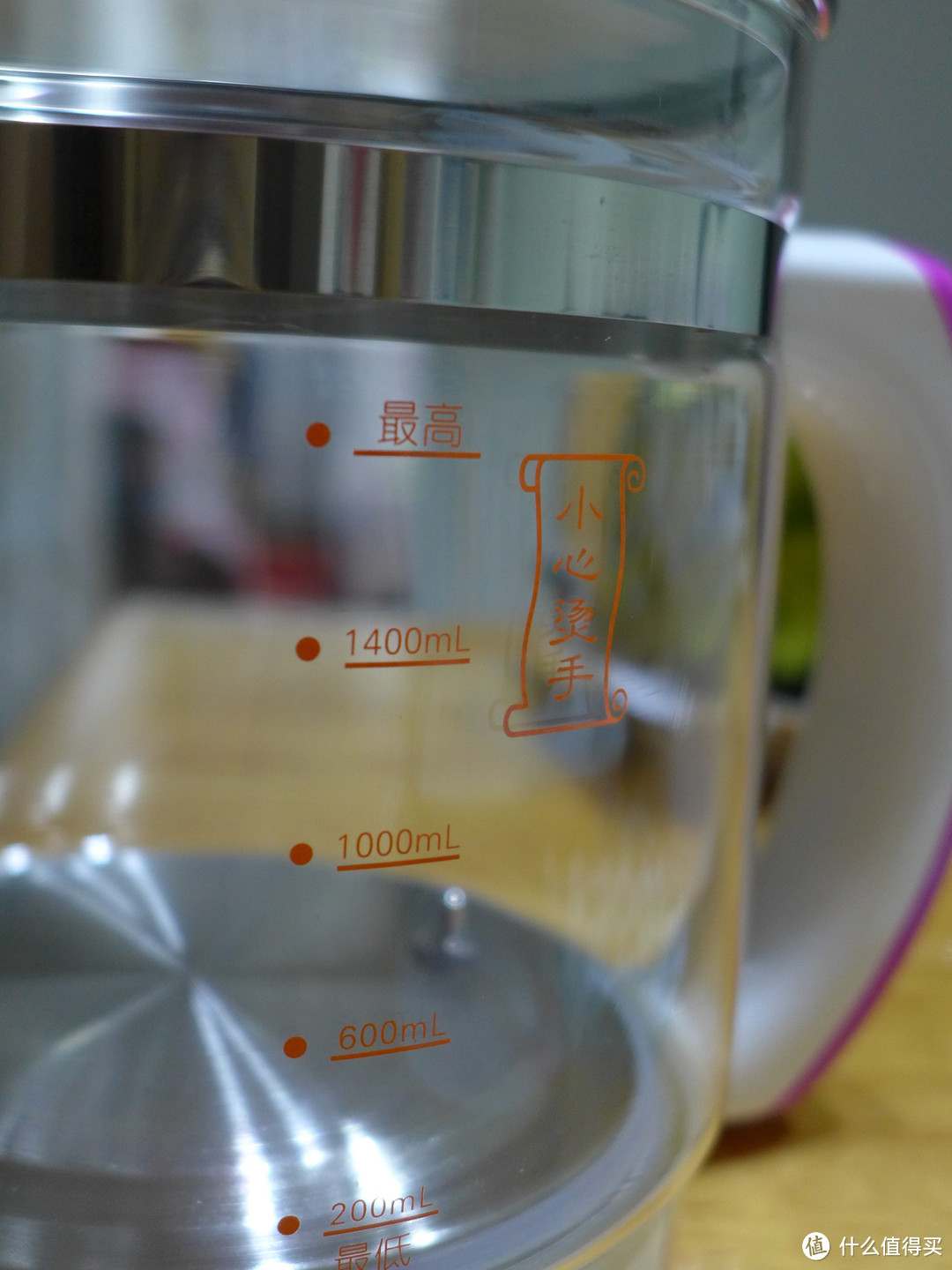 杯体是玻璃的，耐热，杯体也有刻度，最多2L多的容积