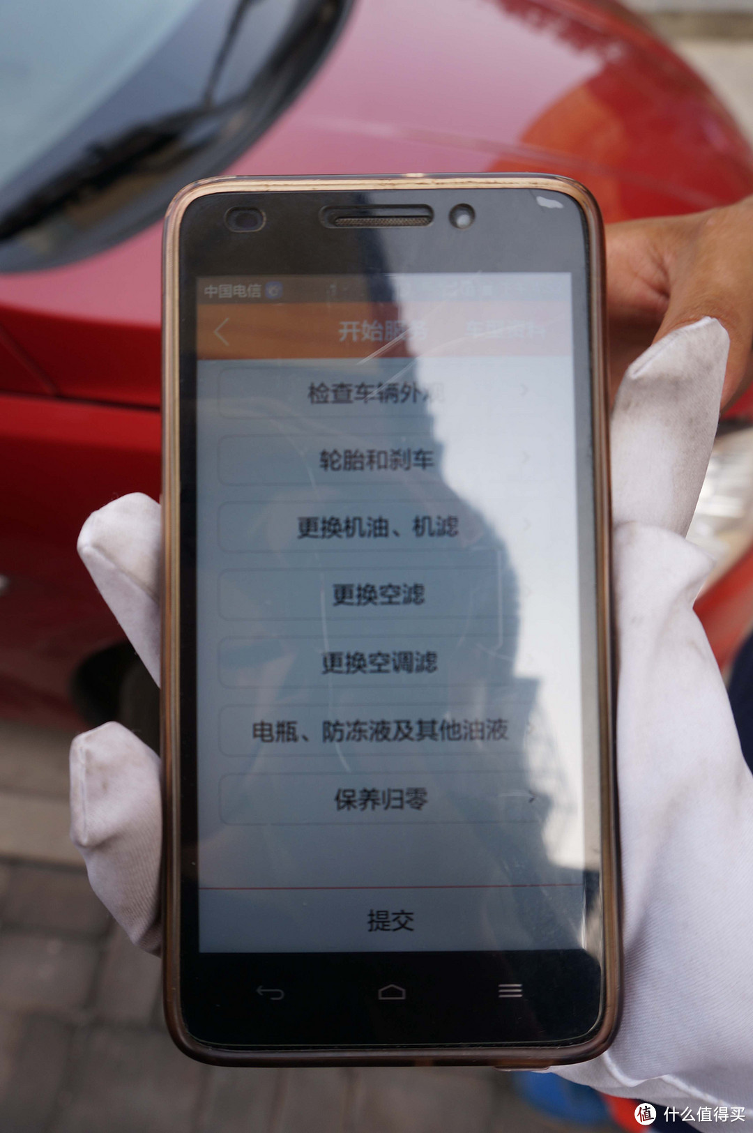 每完成一项监测,师傅在手机上都会记录数据 每完成一项监测,师傅在手机上都会记录数据