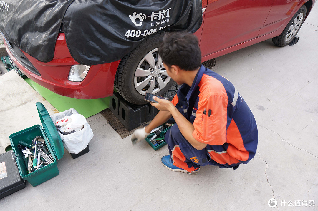 放机油的过程中，师傅检查胎压