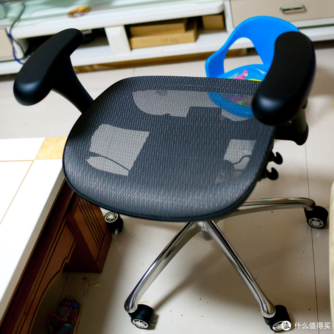 好脊椎的战术防御性武器：亨耀家 SL-F8 人体工程学椅