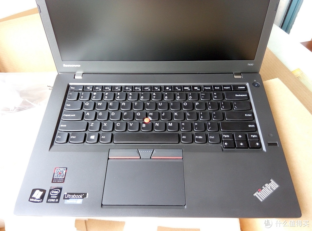 C面满满的商务气息，键盘和触摸板保持了ThinkPad的风格。