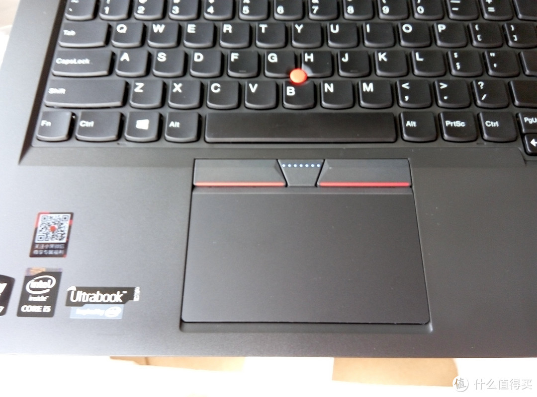 触摸板的外观貌似与我七八年前用过的ThinkPad没多大区别。