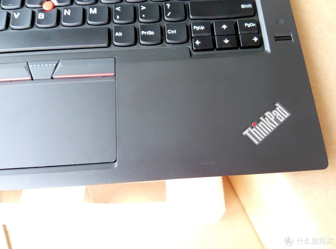 右掌托有ThinkPad的LOGO，好像充电时红点会亮。