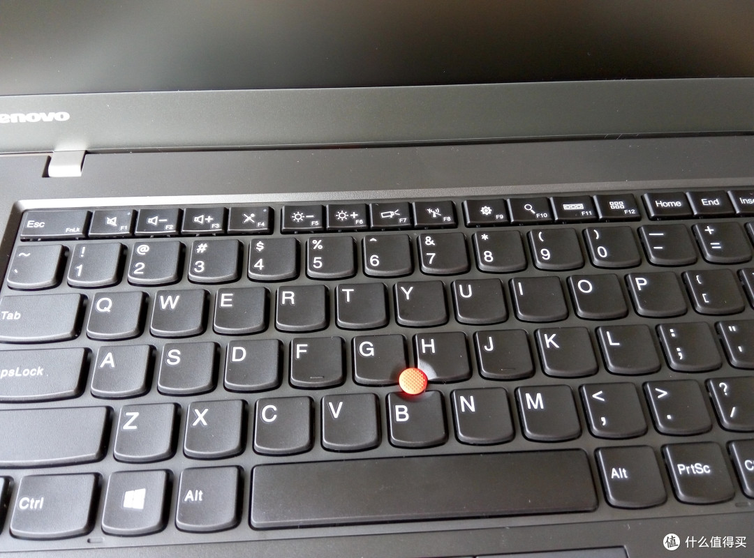 最上面一排F键同时也是功能按钮。B面左下角有lenovo的logo