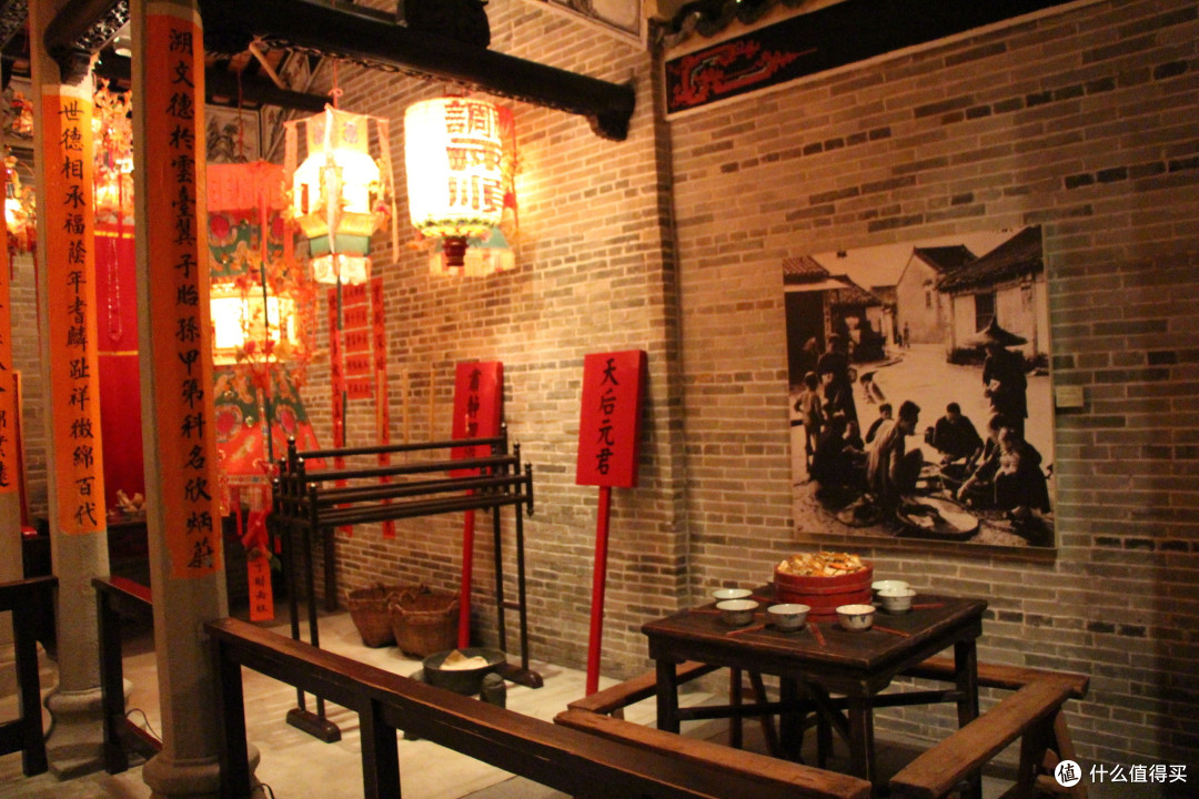 花炮长洲抢包山盂兰节的神功戏当铺在参观过程中,有好多这样的小戏院