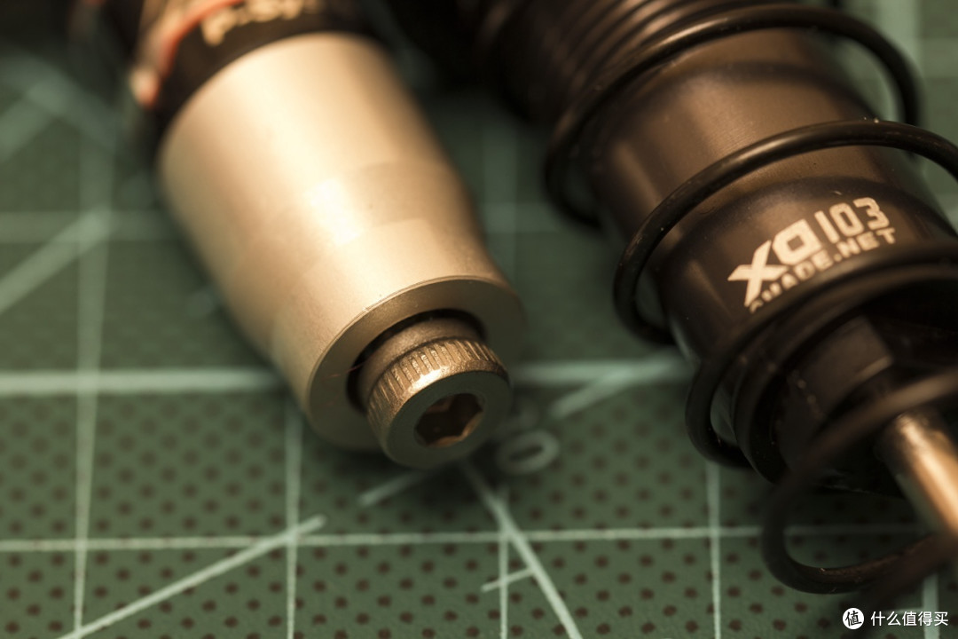 红色塞子部分是维修密封口,当然你也可以用来放油.