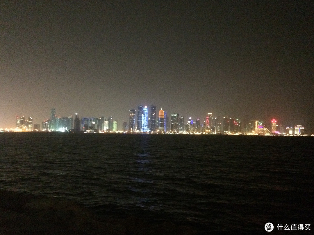 夜晚的波斯湾，对面是多哈的卫星城