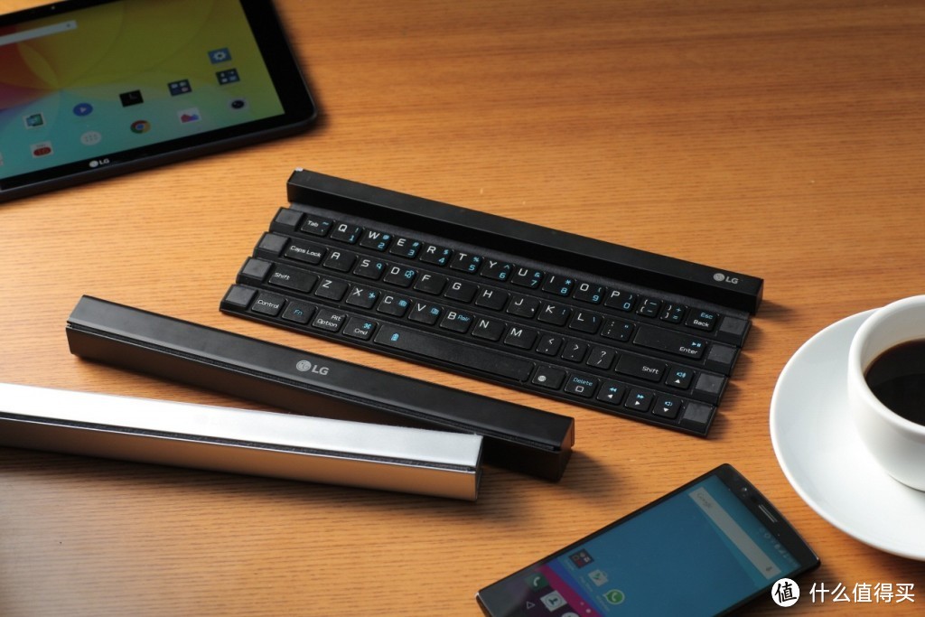 对折哪够用：LG 推出 KBB-700 卷轴式蓝牙键盘