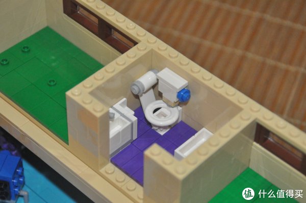 第二层先从厕所开始搭建,面积不大,但抽水马桶,淋浴房都有. 烟囱结顶