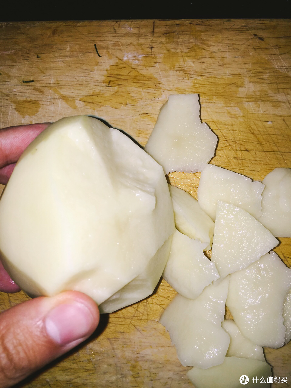 土豆要这么切，断面多些，炒出来才会入味~ 香喷喷！