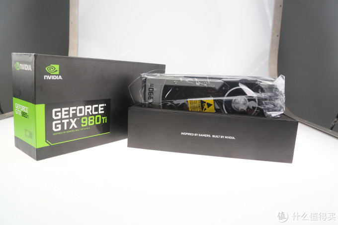 盖头取了，显卡被紧紧塞在海绵卡座内