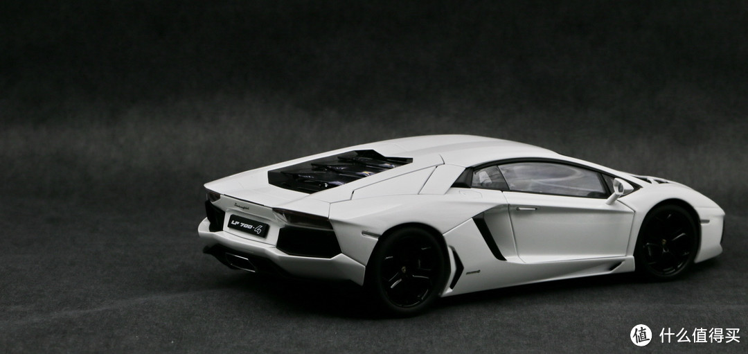 性感的蛮牛——Autoart 1/18 Lamborghini Aventador LP700-4