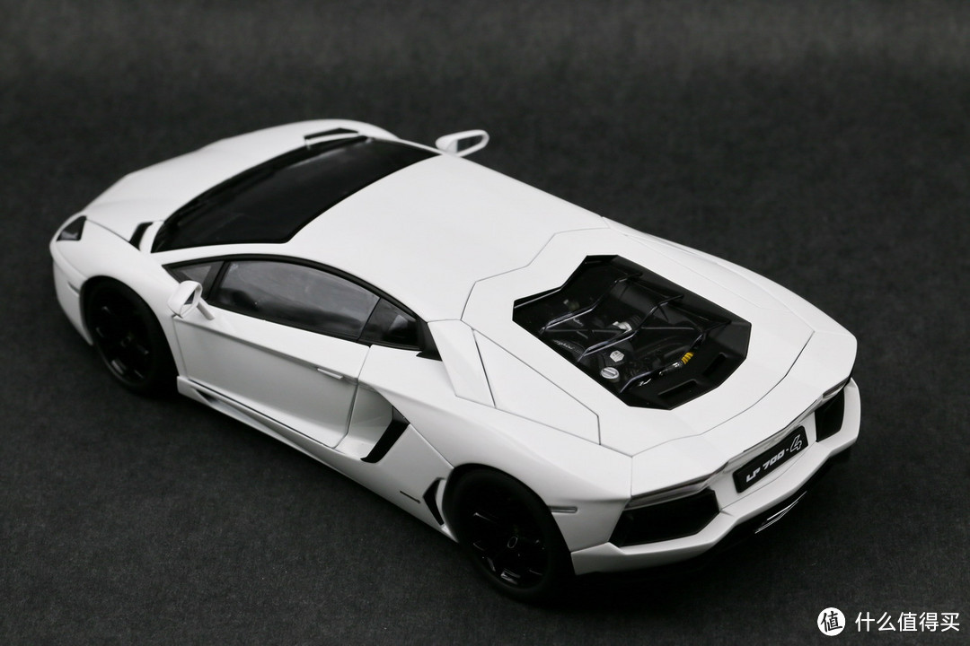 性感的蛮牛——Autoart 1/18 Lamborghini Aventador LP700-4