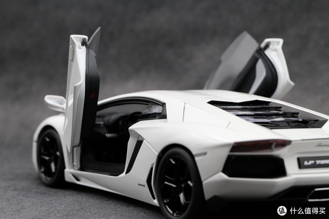 性感的蛮牛——Autoart 1/18 Lamborghini Aventador LP700-4