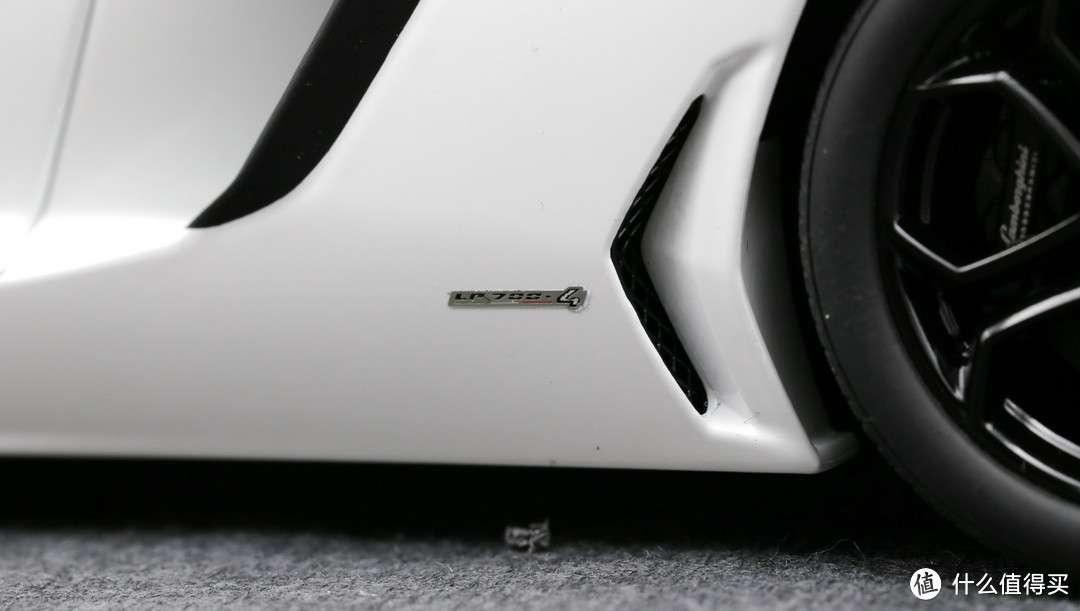 性感的蛮牛——Autoart 1/18 Lamborghini Aventador LP700-4