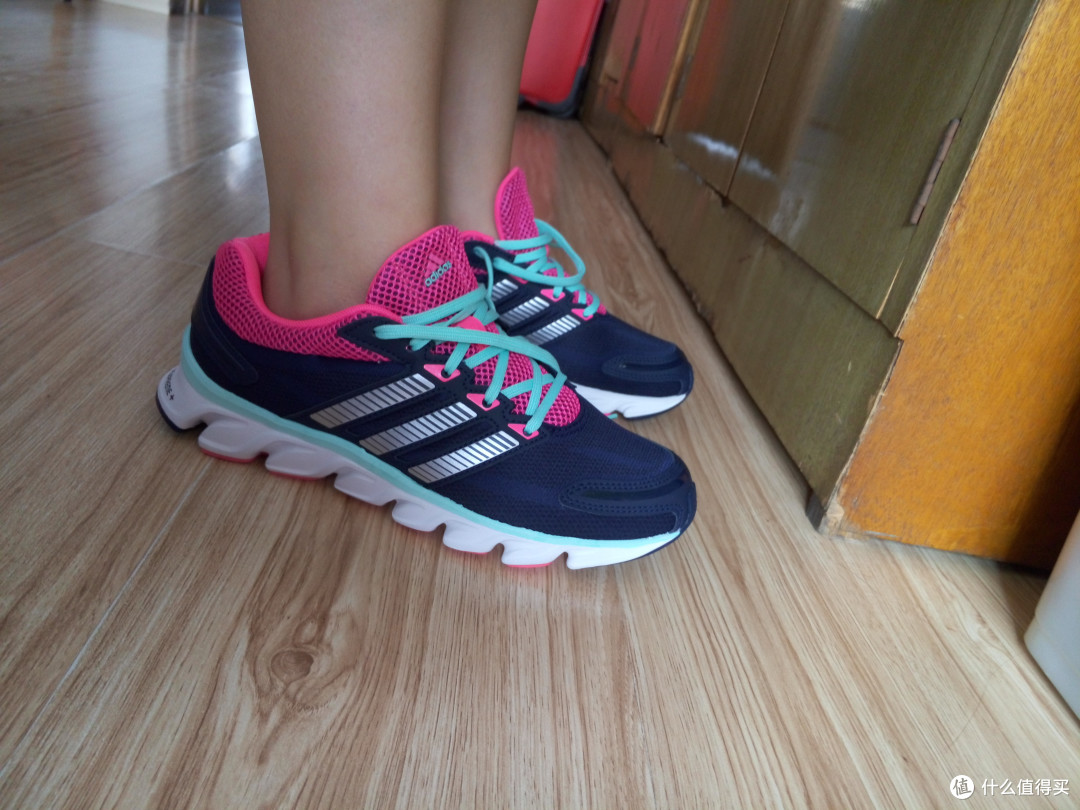 这双鞋看起来还是蛮帅,女同事的退.额,,她们家祖传无毛腿.