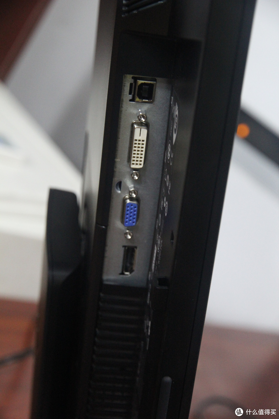 接口还算丰富，但横屏模式下接口插拔不便。还好USB不在底部在侧面