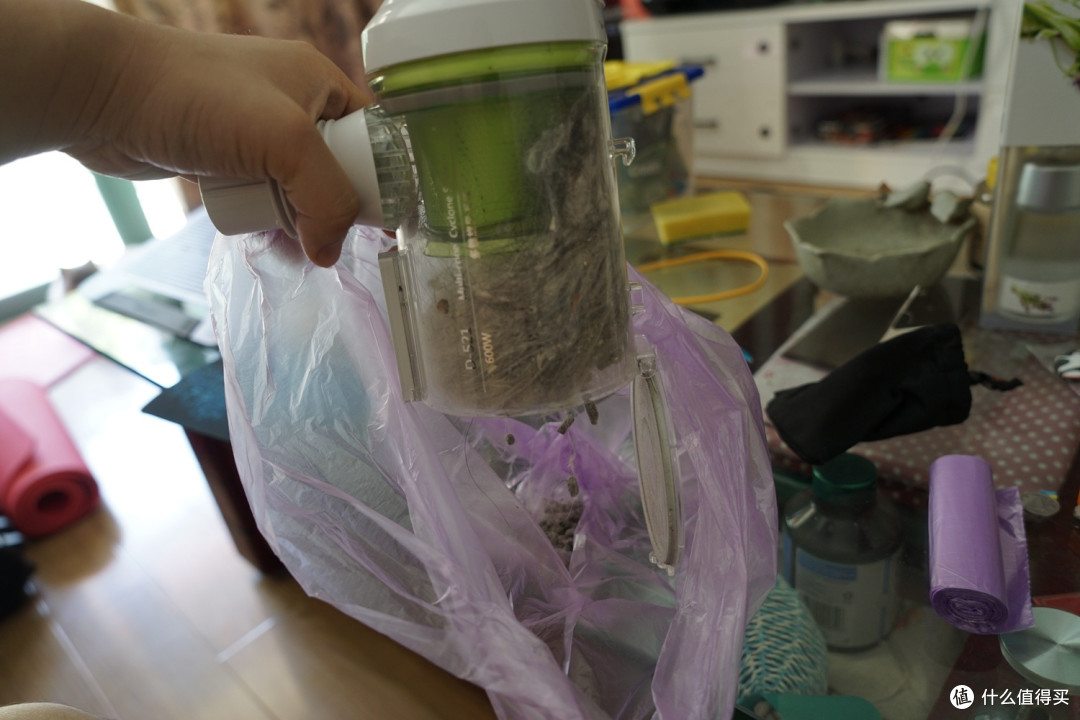 性价比可以,用户体验一般。小狗手持吸尘器测评报告