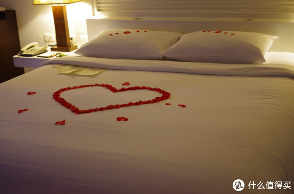 床上撒了玫瑰花,这个就是我提前留言了.