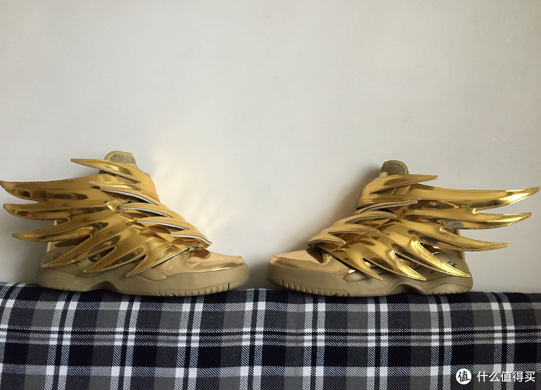 圣斗士の黄金战靴奢华来袭jeremyscottxadidasoriginalswings30gold