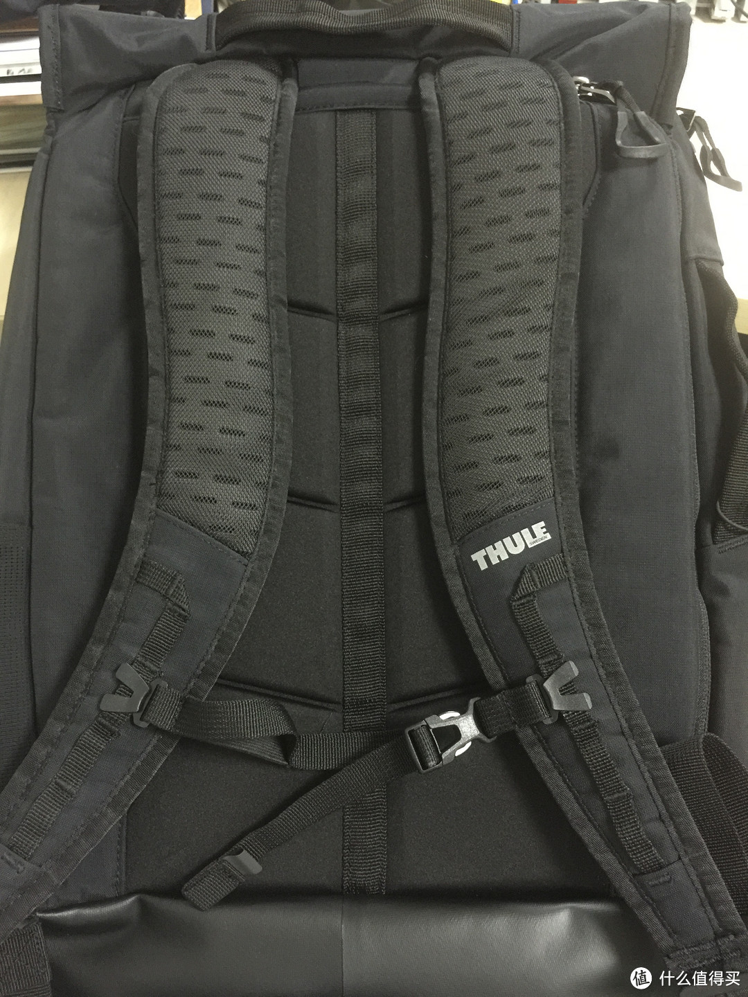 背面：镂空背带，可调拆卸胸带。书包背负还算舒适。