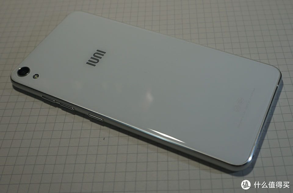 纯简白,颜如玉:评测 iuni N1 智能手机