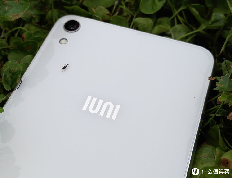 纯简白,颜如玉:评测 iuni N1 智能手机