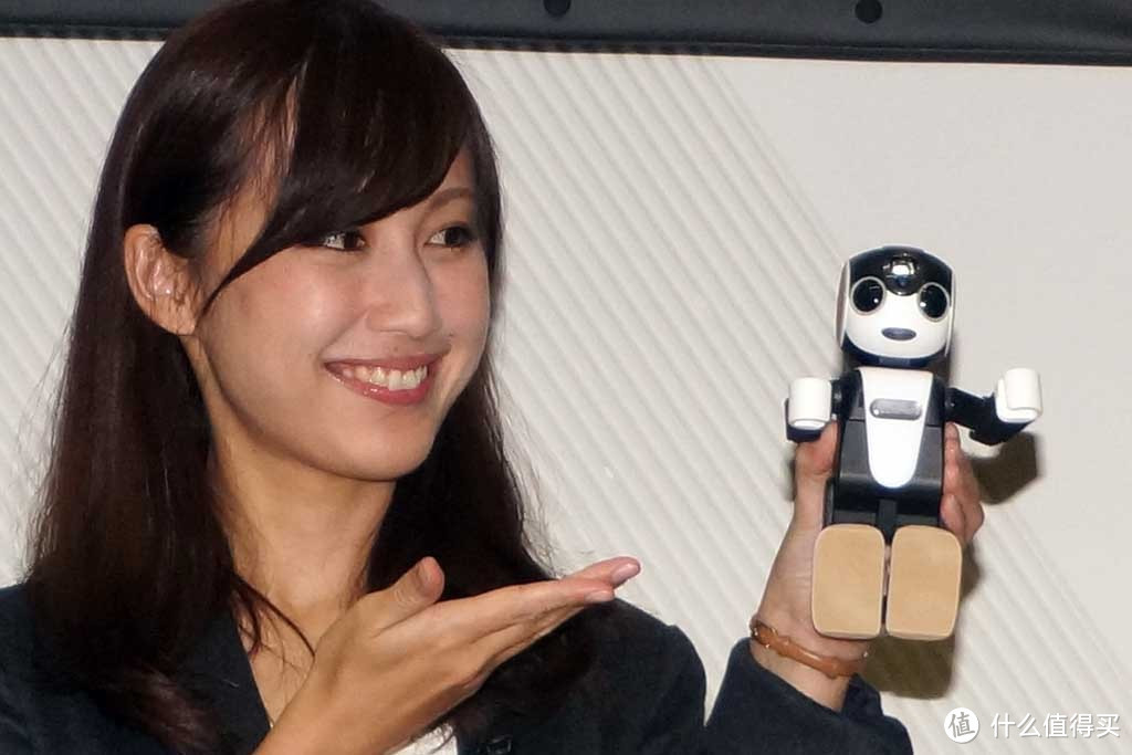 机器人OR智能手机傻傻分不清：SHARP 夏普 推出 机器人手机RoBoHoN