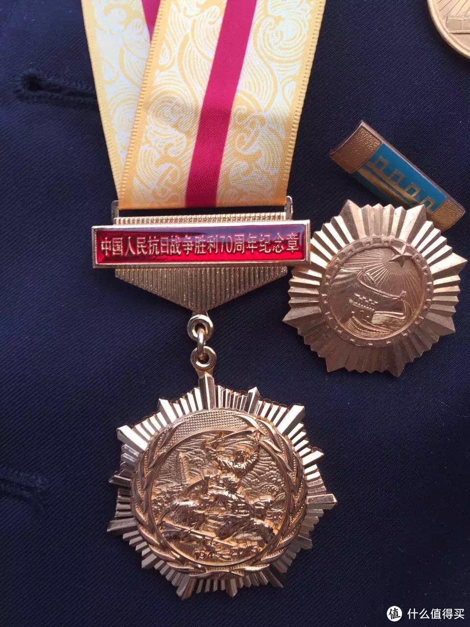 铭记历史！抗战胜利70周年5盎司纪念银币开箱，附长辈的勋章