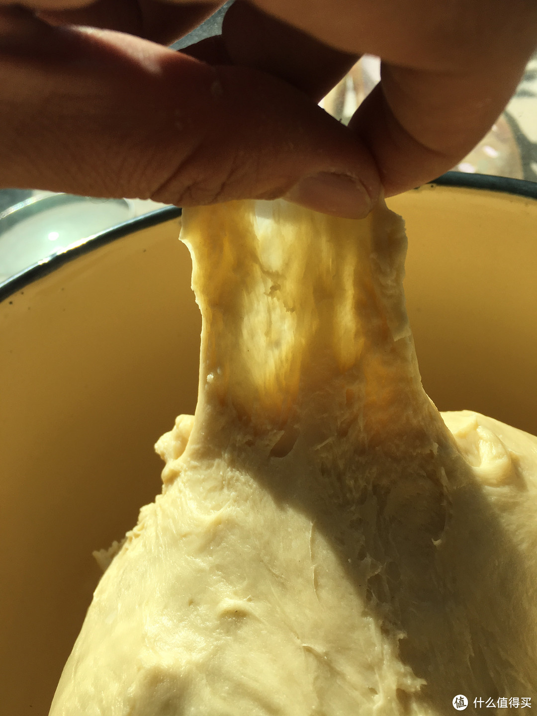 我的面包机大概搅拌30分钟，面团可以拉出这种薄膜就完工了
