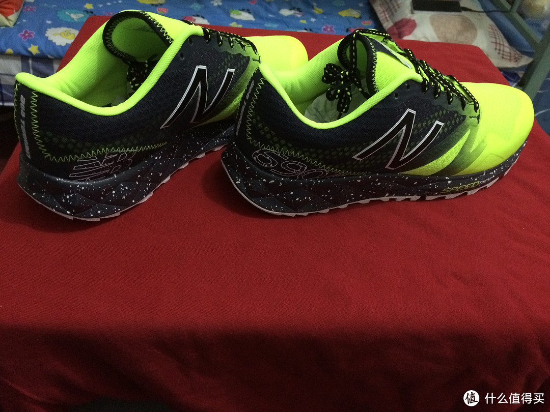 一双亮骚的 New Balance  MT690运动鞋，穿上它去跑步吧